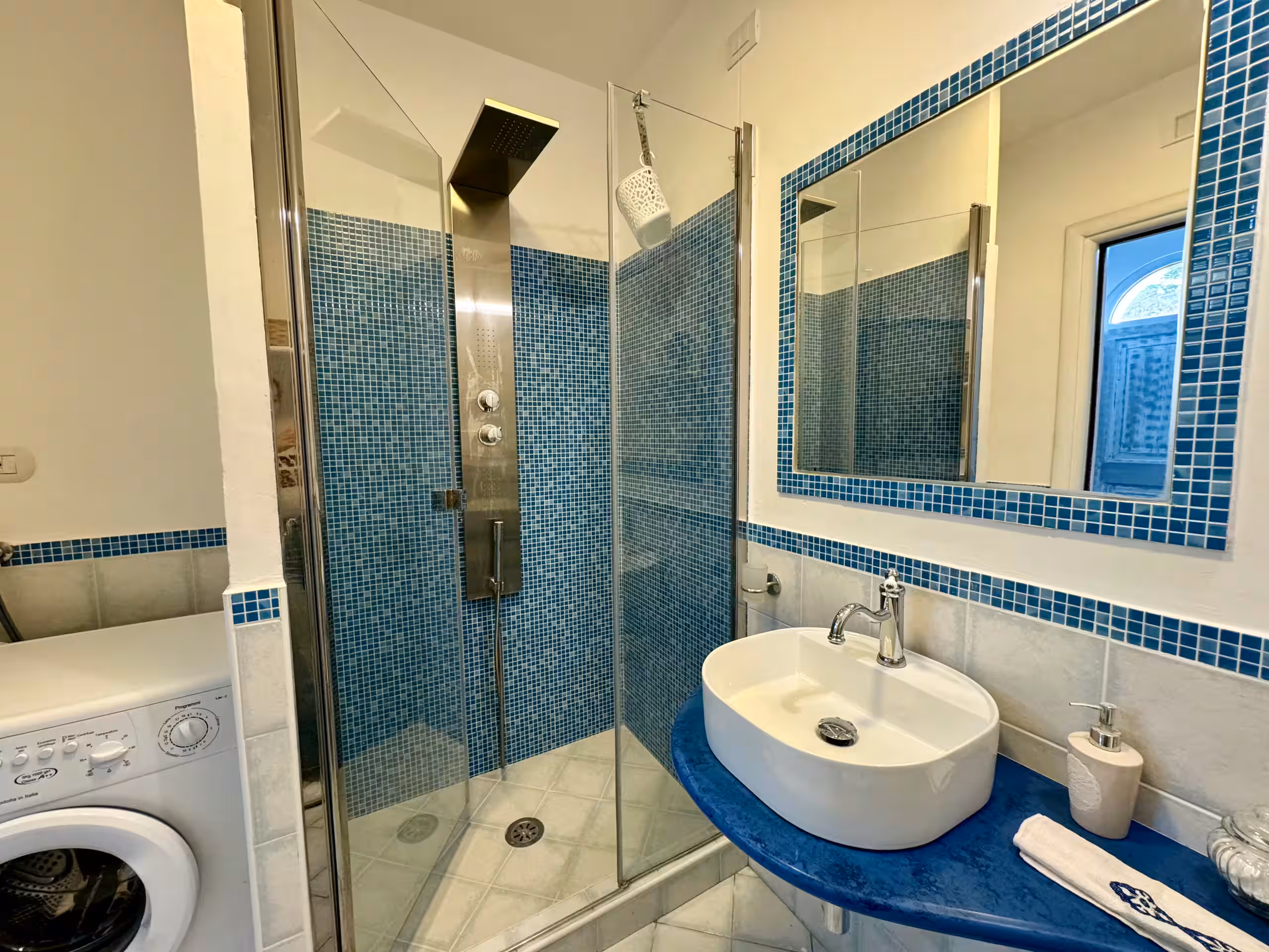Bagno con doccia idromassaggio
